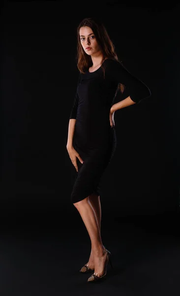 Porträtt Vacker Elegant Kvinna Poserar Mot Mörk Bakgrund — Stockfoto