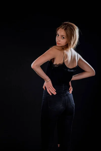 Portret Van Een Aantrekkelijk Trendy Meisje Zwarte Tanktop Jeans Poserend — Stockfoto