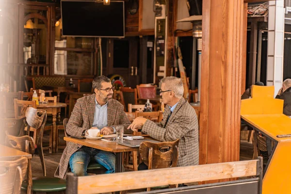 Due Uomini Affari Anziani Sono Seduti Insieme All Incontro Bar — Foto Stock