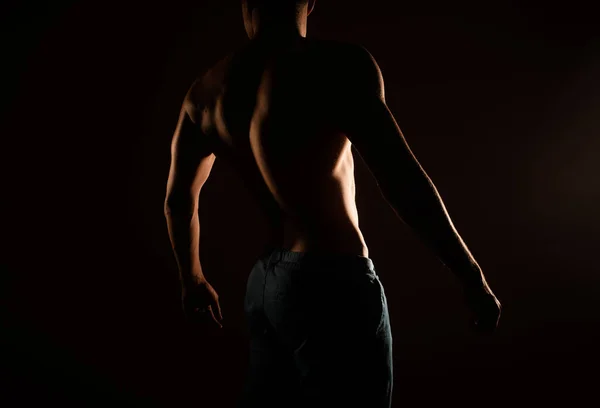 Stilig Man Med Muskler Stående Ateljén — Stockfoto