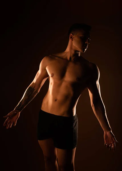 Bel Homme Avec Des Muscles Posant Tout Étant Debout Studio — Photo