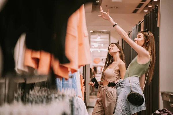 Две Милые Девушки Думают Купить Магазине Мод Торговом Центре — стоковое фото
