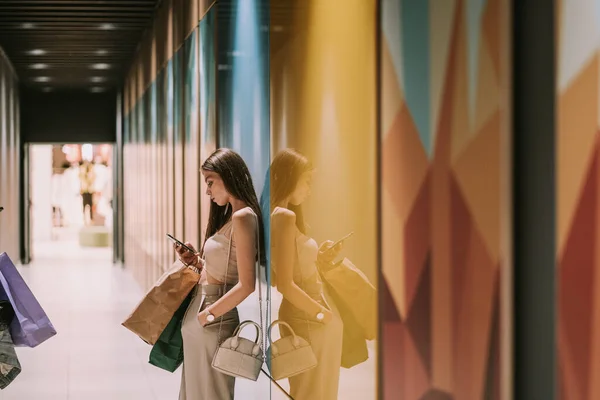 Verbazingwekkend Meisje Leunend Muur Het Winkelcentrum Terwijl Het Kijken Naar — Stockfoto