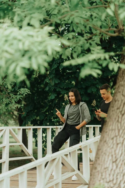 Schönes Paar Steht Auf Der Weißen Brücke Park — Stockfoto
