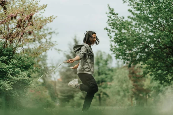 Mooi Meisje Springen Het Touw Het Park Het Gras — Stockfoto