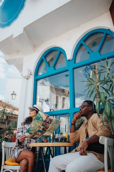 Gyönyörű Turisták Néztek Félre Miközben Kávézóban Ültek — Stock Fotó
