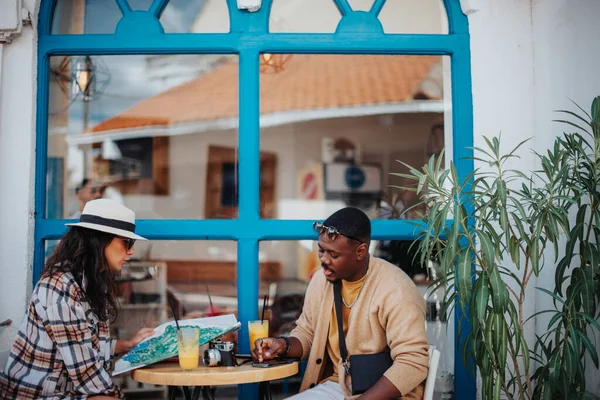 Туристы Разговаривают Сидя Кафе — стоковое фото