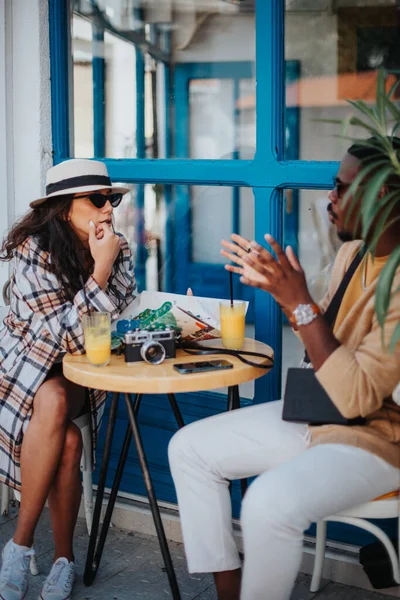 Tourist Couple Talking While Sitting Cafe City — Stock Photo, Image