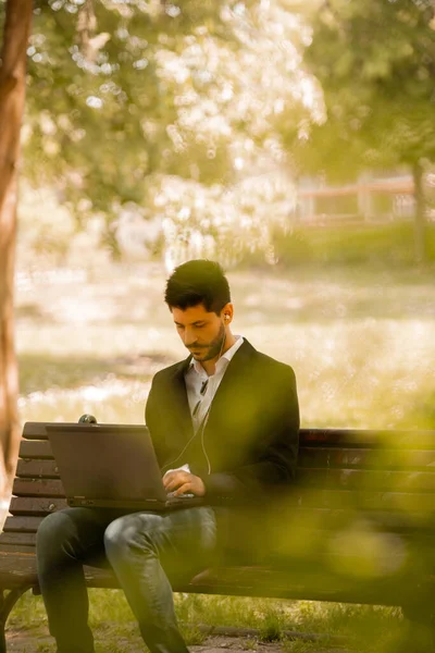 Businessman His Laptop Sitting Bench Park — Stockfoto