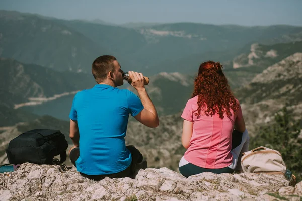 Yoga Paar Zitten Berg Waar Jongen Het Drinken Van Water — Stockfoto