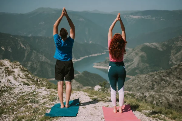 Pareja Yoga Haciendo Yoga Cima Montaña Sobre Colchonetas Yoga — Foto de Stock
