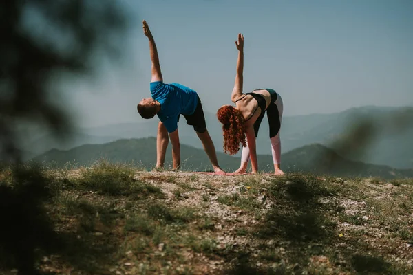 Pareja Yoga Haciendo Ejercicio Cima Montaña Sobre Las Colchonetas Yoga — Foto de Stock
