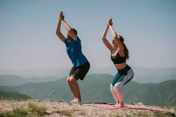 Socios Yoga Haciendo Algunas Poses Yoga Sobre Colchonetas Yoga Cima — Foto de Stock