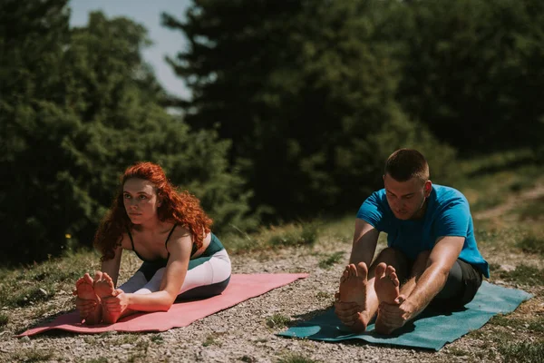 Primer Plano Pareja Yoga Esparciéndose Sobre Colchonetas Yoga Montaña — Foto de Stock
