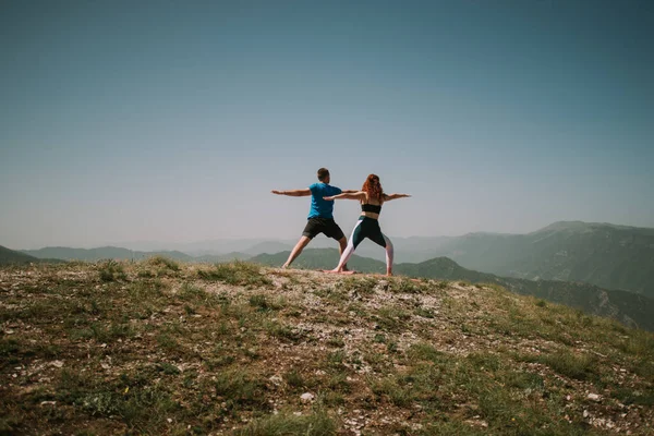 Gente Yoga Haciendo Algunas Poses Yoga Cima Montaña — Foto de Stock
