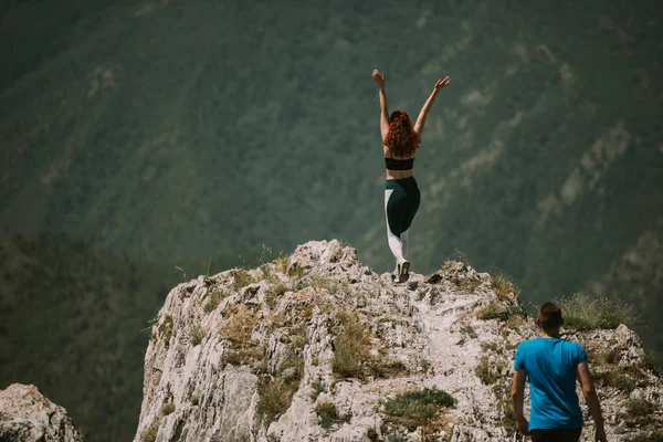 在山顶上散步的瑜伽夫妇 — 图库照片