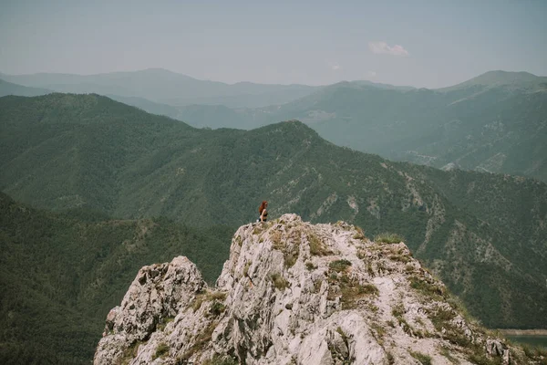 Yoga Mädchen Auf Dem Gipfel Des Berges — Stockfoto