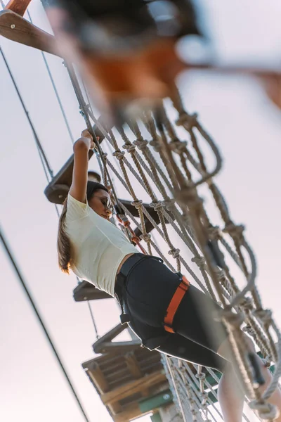 Menina Bonita Forte Escalando Corda Parque Aventura — Fotografia de Stock