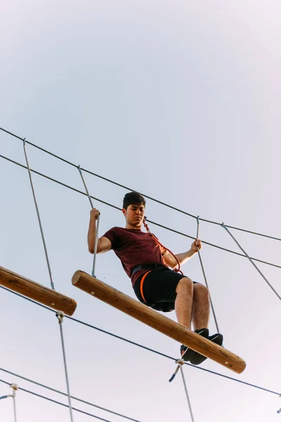 Bonito Homem Equilibrando Escada Parque Aventuras — Fotografia de Stock