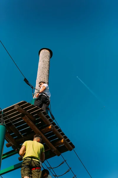 등산가들 공원에서 결승선으로 장애물로 기다리고 — 스톡 사진