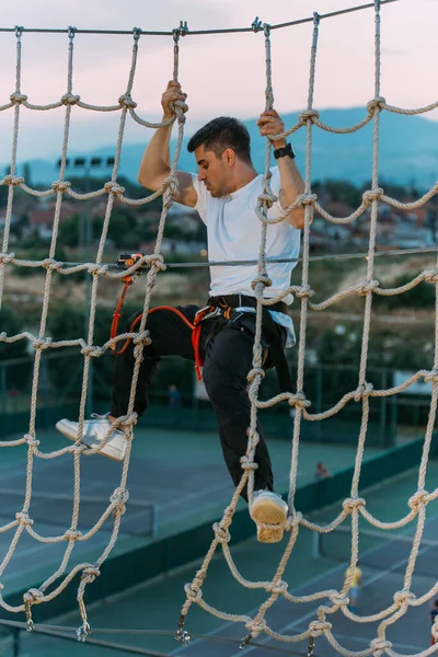 Adventure Man Climbing Rope Adventure Park — Stock Photo, Image