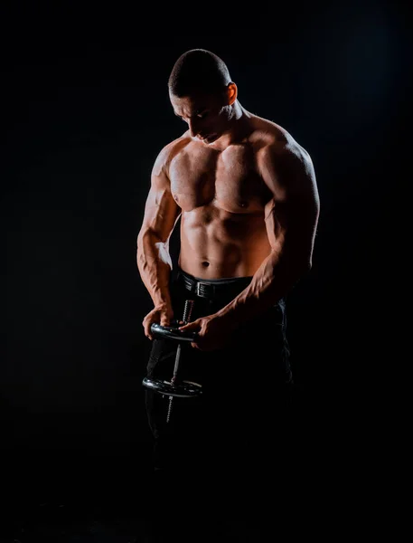 Homem Musculoso Exercitando Ginásio Fazendo Exercícios Com Halteres Homem Forte — Fotografia de Stock