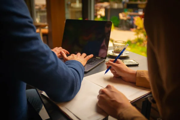 Ein Männlicher Geschäftsmann Arbeitet Seinem Laptop Während Seine Partnerin Notizen — Stockfoto