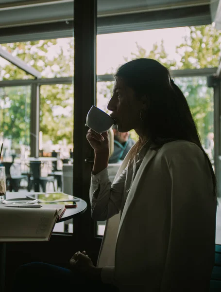Mooi Silhouet Van Een Zakenvrouw Die Koffie Drinkt Het Café — Stockfoto