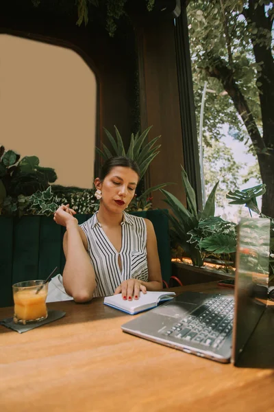 Krásná Obchodní Žena Při Pohledu Notebook Zatímco Sedí Kavárně — Stock fotografie