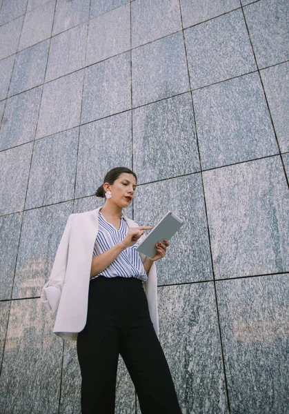 Όμορφη Επιχειρηματίας Που Εργάζεται Για Tablet Της Ενώ Στέκεται Μπροστά — Φωτογραφία Αρχείου