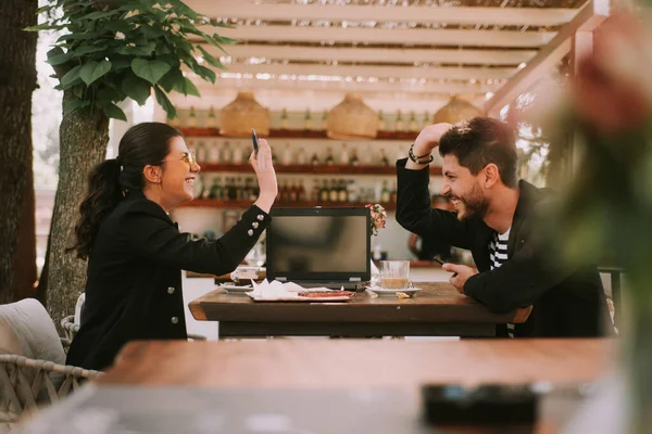 Üzleti Partnerek Próbálnak Pacsizni Miközben Kávézóban Ülnek — Stock Fotó