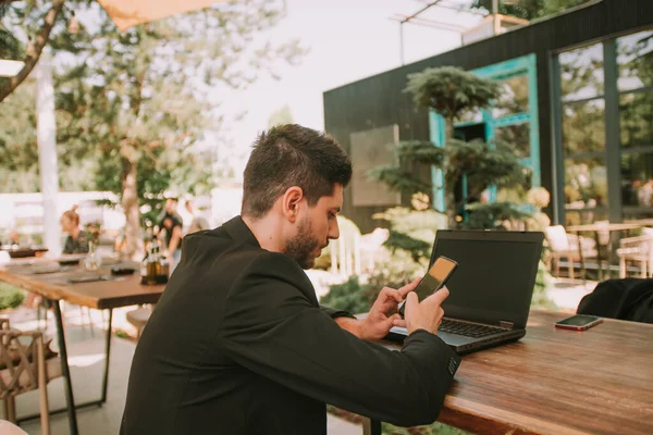 Όμορφος Επιχειρηματίας Κοιτάζοντας Αυτό Τηλέφωνο Ενώ Κάθεται Στο Καφέ — Φωτογραφία Αρχείου