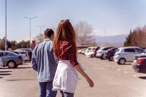 Nettes Paar Posiert Von Hinten Auf Dem Parkplatz — Stockfoto