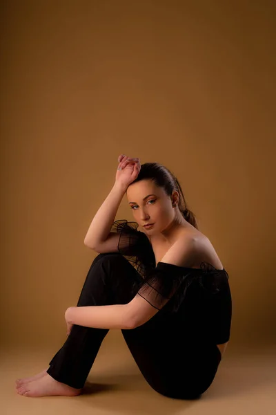 Beautiful Model Posing While Sitting Studio Floor — Stock Photo, Image