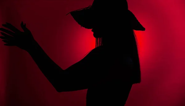 Verbazingwekkend Donker Rood Silhouet Van Een Jong Meisje Poseren Met — Stockfoto