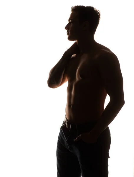 スタジオでポーズをとっている筋肉性のある青年の肖像 白地だ 男性の健康 — ストック写真