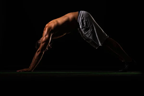 Yakışıklı Üstsüz Adam Egzersizden Sonra Biraz Esneme Hareketleri Yapıyor — Stok fotoğraf