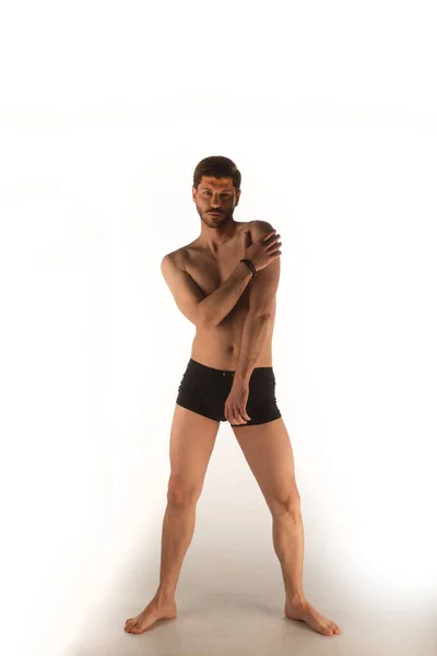 Atrakcyjny Seksowny Mężczyzna Studio Robi Uwodzicielskie Pozy Dotyka Się — Zdjęcie stockowe