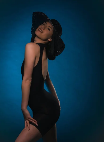 Attractive Girl Posing Gracious Her Black Outfit While Smiling Studio — ストック写真
