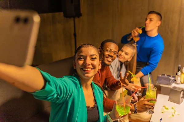 Grupo Amigos Multirraciais Estão Tomando Selfies Loucas Café Close — Fotografia de Stock