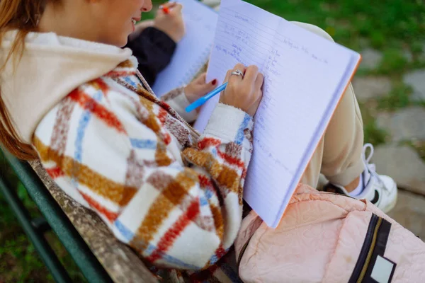 Güzel Bir Günde Okuldan Sonra Okul Bahçesinde Ödevlerini Yazan Şık — Stok fotoğraf