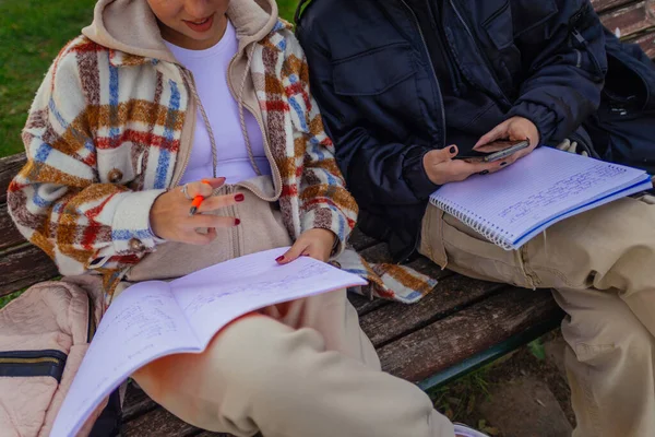 Vrouwelijke Middelbare School Vrienden Schrijven Hun Huiswerk Samen Buiten Een — Stockfoto