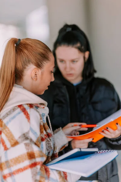 Brunette Tenåring Lytter Nøye Til Vennen Sin Mens Hun Prøver – stockfoto