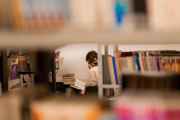 Κορίτσι Από Ράφια Σπουδάζει Για Κολέγιο Μια Βιβλιοθήκη — Φωτογραφία Αρχείου