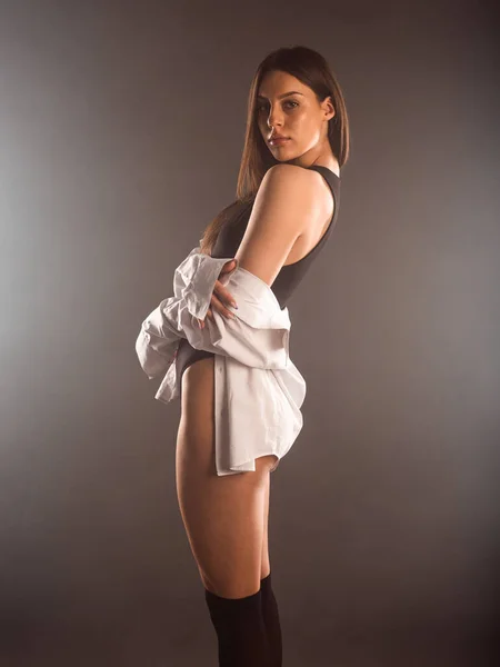 Студійний Кузовний Знімок Модної Жіночої Моделі Позує Сучасному Одязі Сексуальна — стокове фото