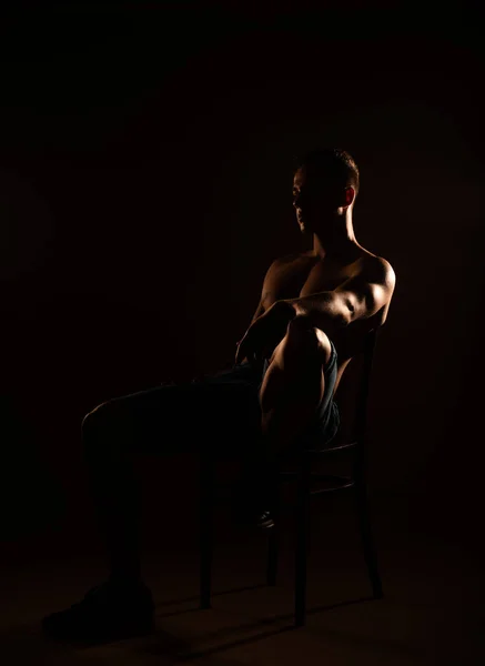 Hombre Guapo Posando Sentado Silla Estudio — Foto de Stock