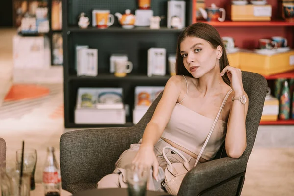 Beautiful Girl Posing While Sitting Cafe Mall — Stock Photo, Image