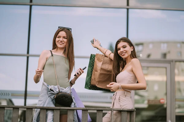 Dos Chicas Guapas Con Sus Bolsas Compras Pie Frente Centro — Foto de Stock