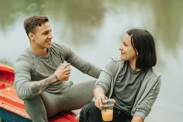 Parkta Kano Üzerinde Otururken Birbirlerine Bakan Güzel Bir Çifti Yakından — Stok fotoğraf