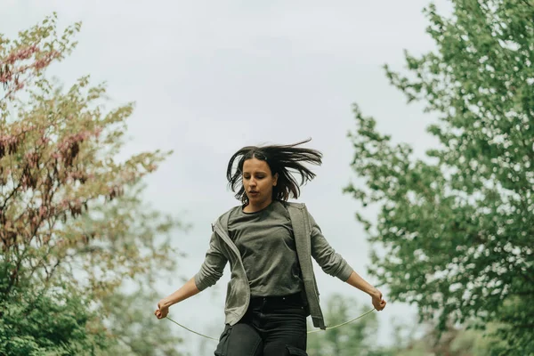 Schattig Meisje Springen Het Touw Staan Het Gras Het Park — Stockfoto